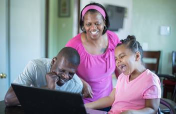 Familia frente a la computadora