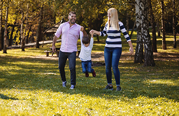 Familia paseando por el parque