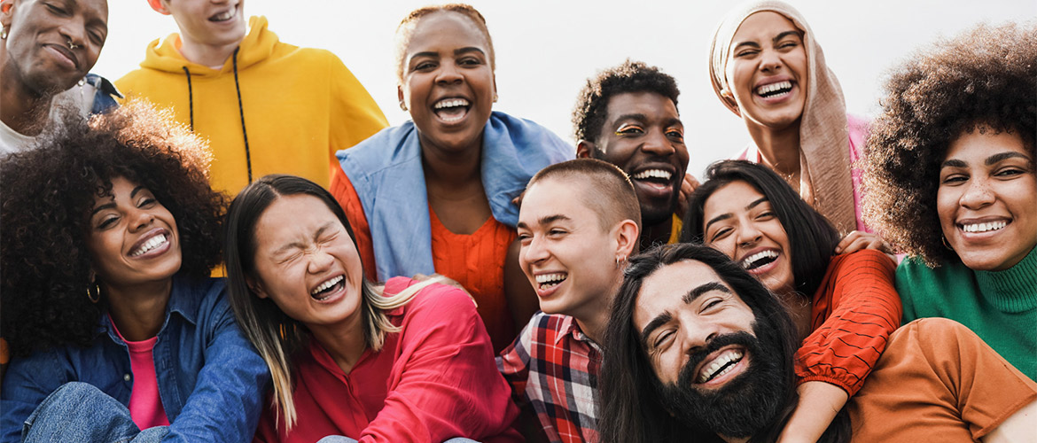 Un grupo diverso de jóvenes sonriendo y riendo