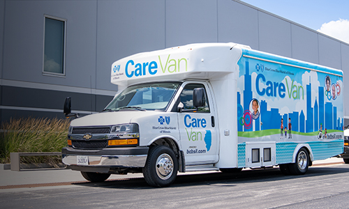 Una Care Van estacionada frente a un Blue Door Neighborhood Center.