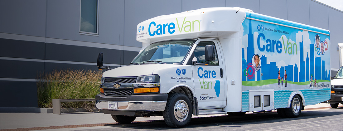 Una Care Van estacionada frente a un Blue Door Neighborhood Center.