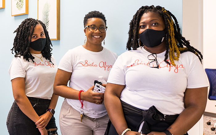 Tres mujeres en Sista Afya Community Care NFP en South Side​​​​​​​, Chicago.