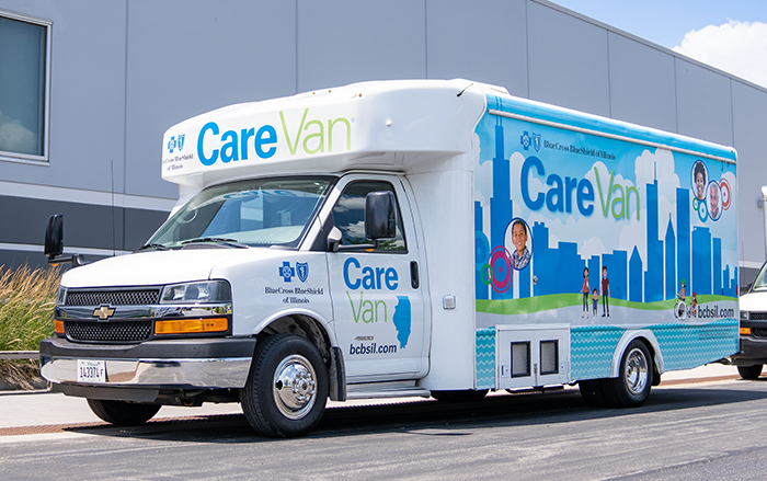 Una Care Van estacionada frente a un Blue Door Neighborhood Center.