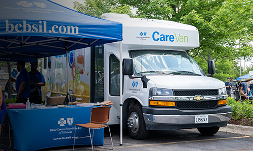 Care Van® estacionada en una fiesta en la cuadra para ofrecer vacunas y exámenes médicos