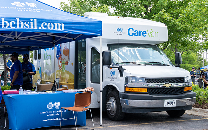 Care Van® estacionada en una fiesta en la cuadra para ofrecer vacunas y exámenes médicos