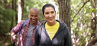 Familia caminando por el bosque.